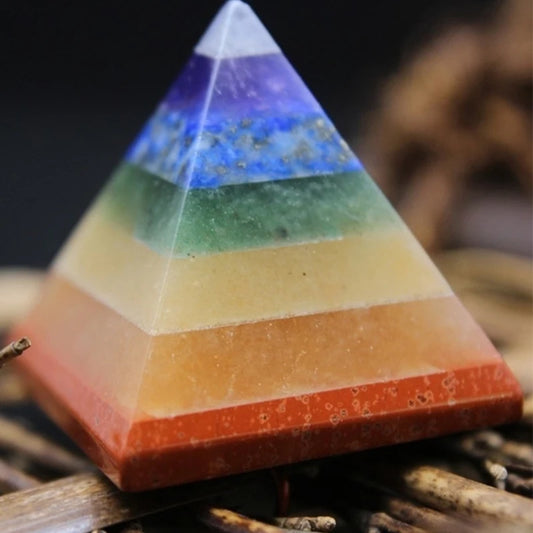 7-Chakra Edelstein-Pyramide – Reiki Energiegenerator aus Naturstein für Schutz, Heilung & Meditation
